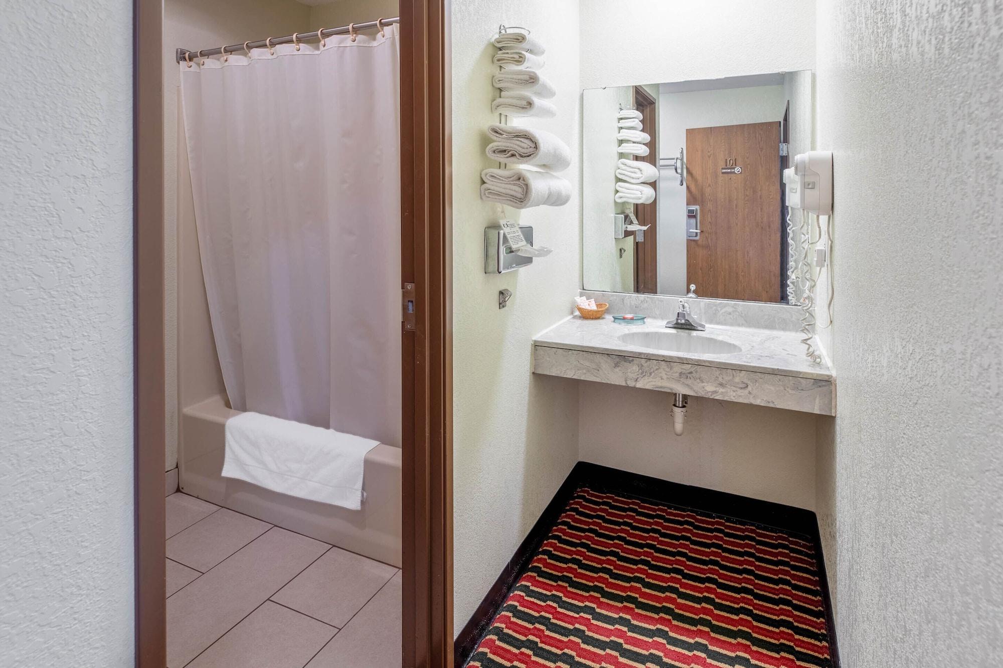 Oyo Hotel Chesaning Route 52 & Hwy 57 エクステリア 写真