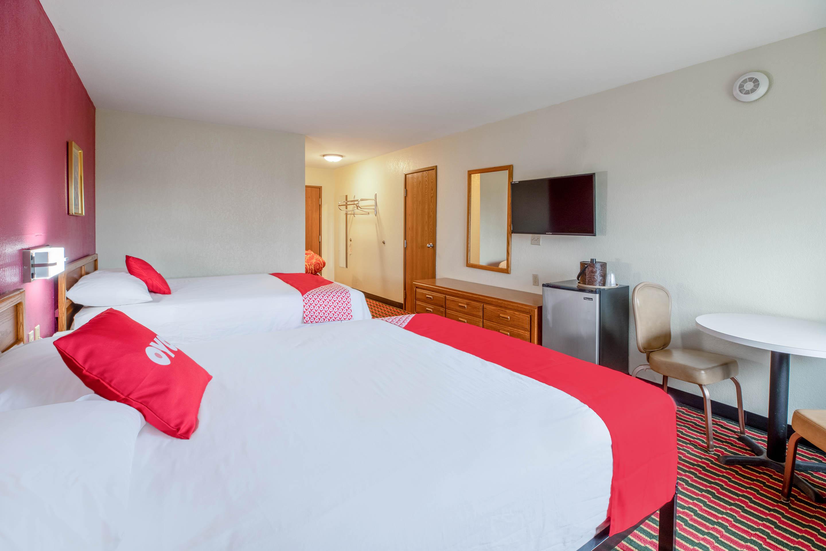 Oyo Hotel Chesaning Route 52 & Hwy 57 エクステリア 写真