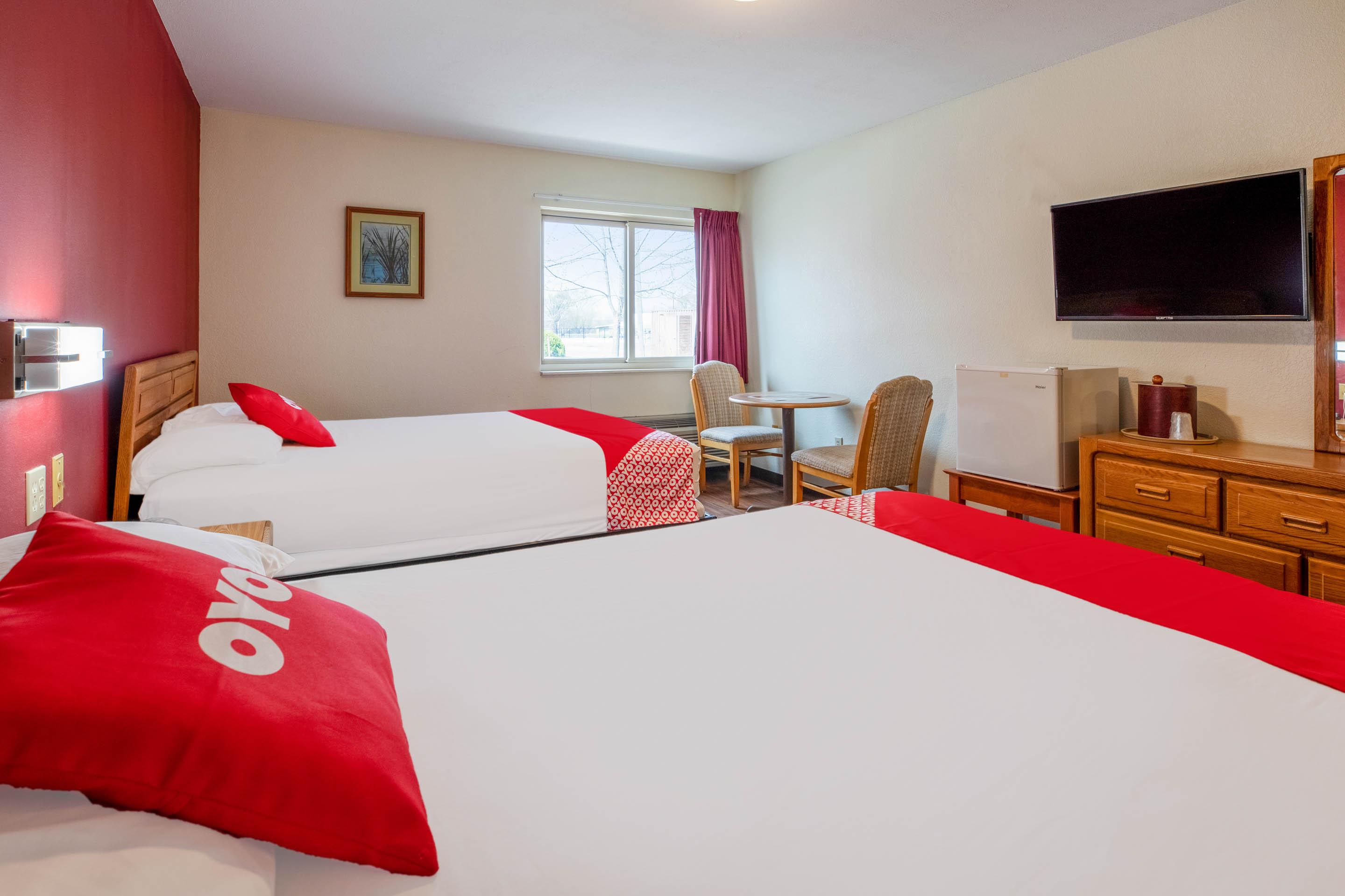 Oyo Hotel Chesaning Route 52 & Hwy 57 エクステリア 写真