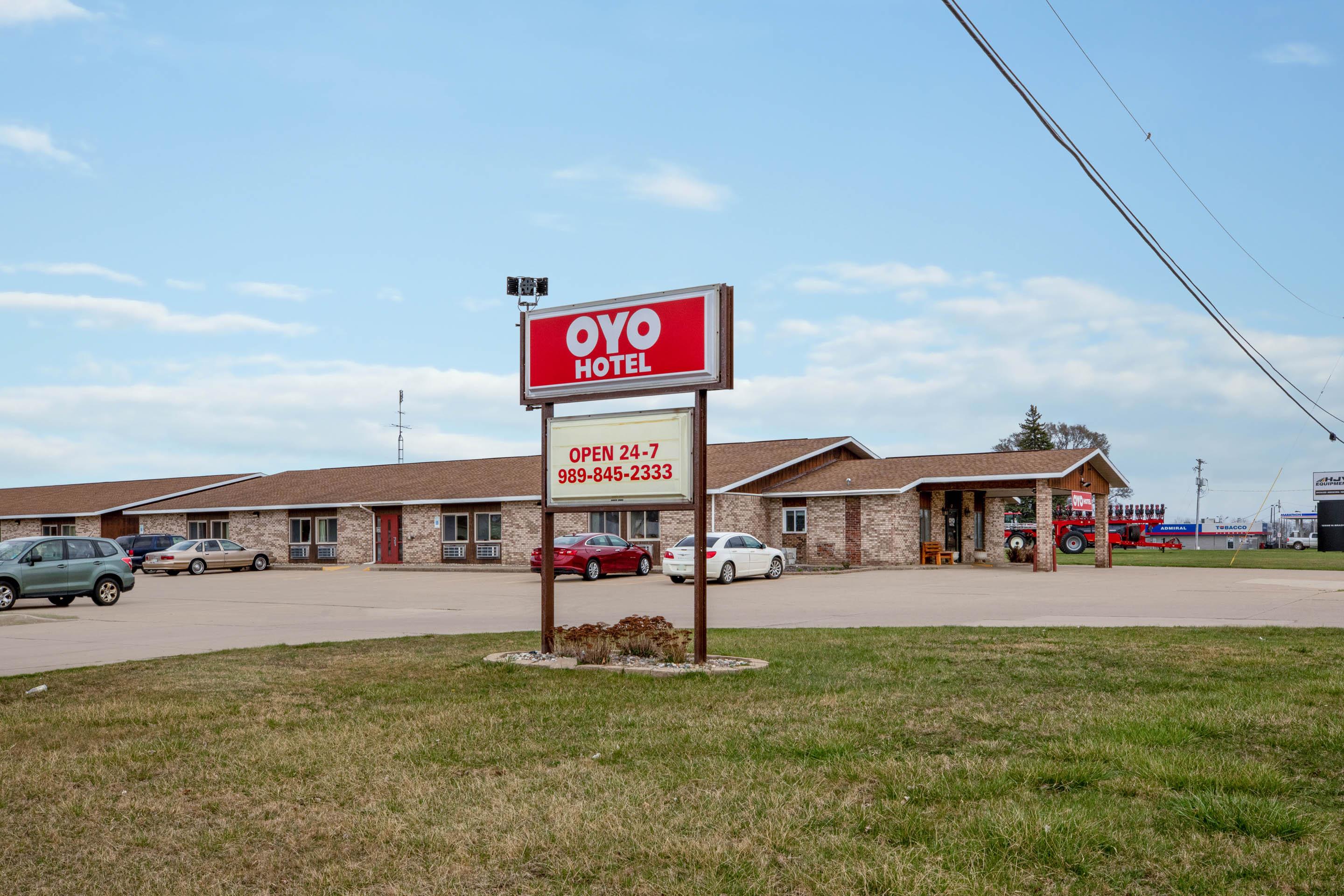 Oyo Hotel Chesaning Route 52 & Hwy 57 エクステリア 写真