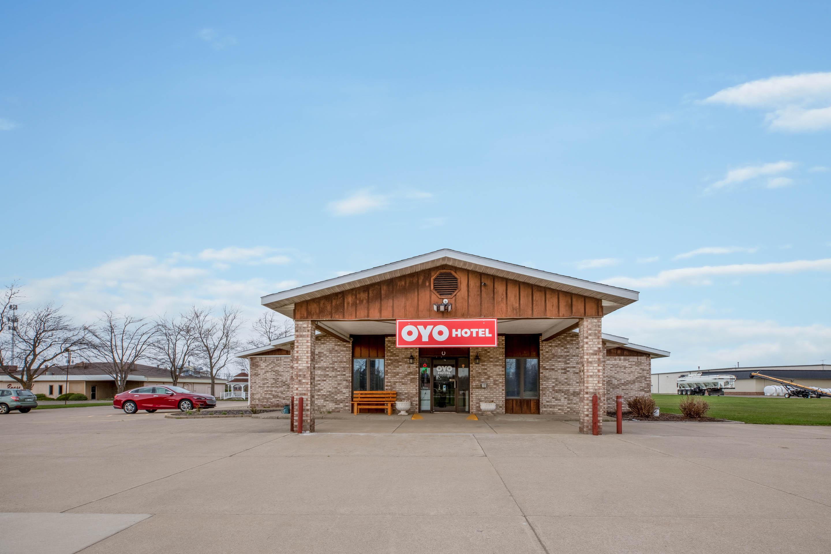 Oyo Hotel Chesaning Route 52 & Hwy 57 エクステリア 写真