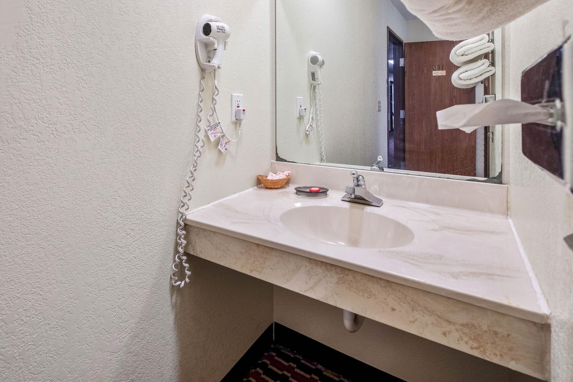 Oyo Hotel Chesaning Route 52 & Hwy 57 エクステリア 写真