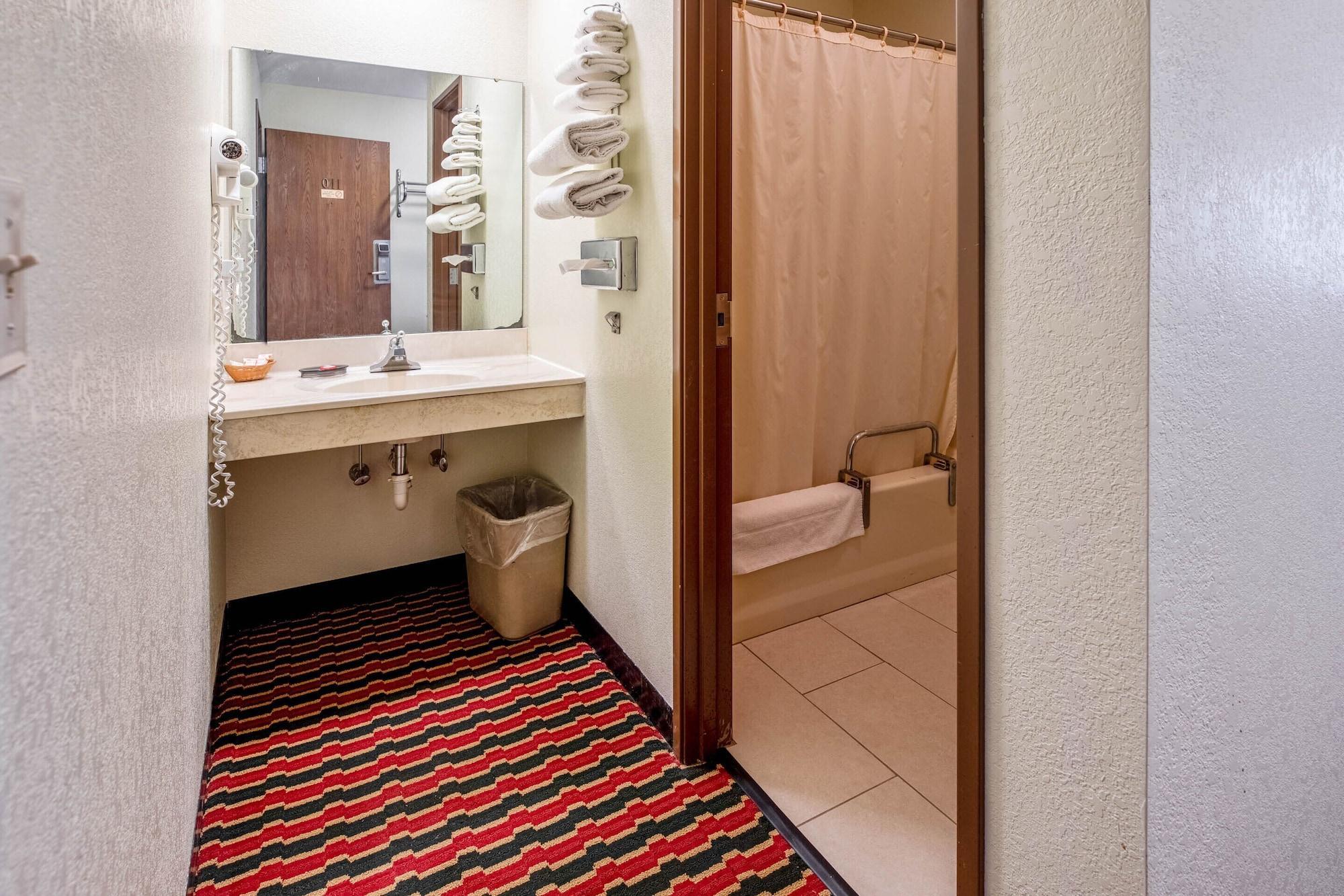 Oyo Hotel Chesaning Route 52 & Hwy 57 エクステリア 写真