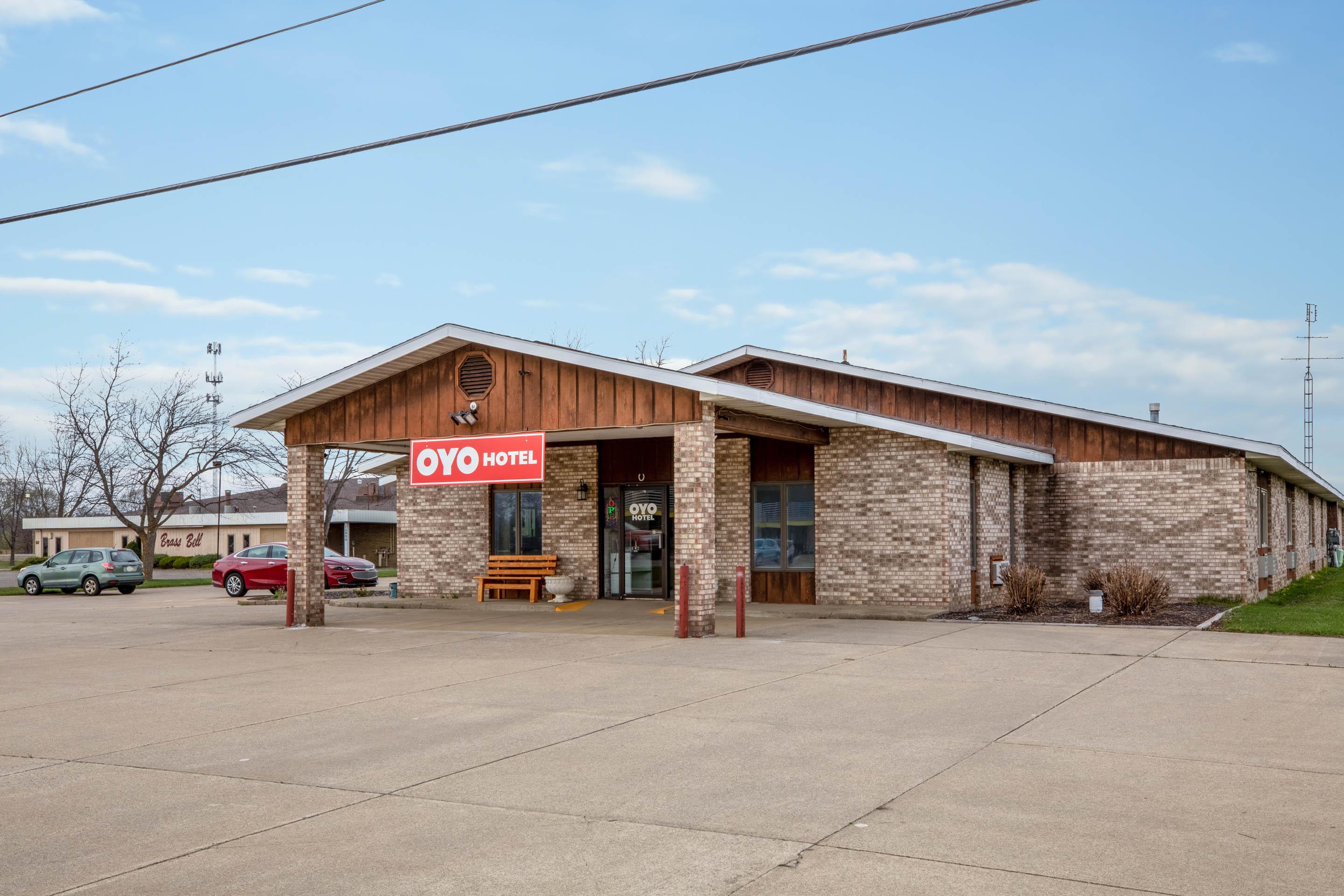 Oyo Hotel Chesaning Route 52 & Hwy 57 エクステリア 写真