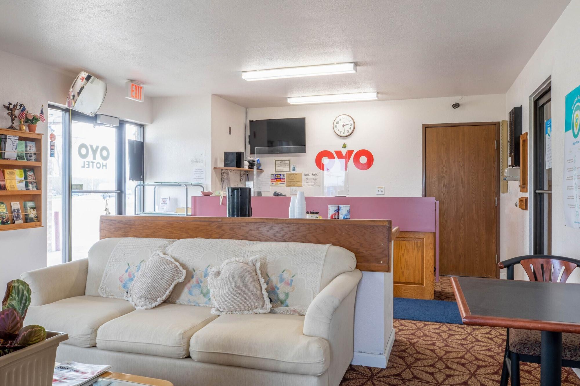 Oyo Hotel Chesaning Route 52 & Hwy 57 エクステリア 写真