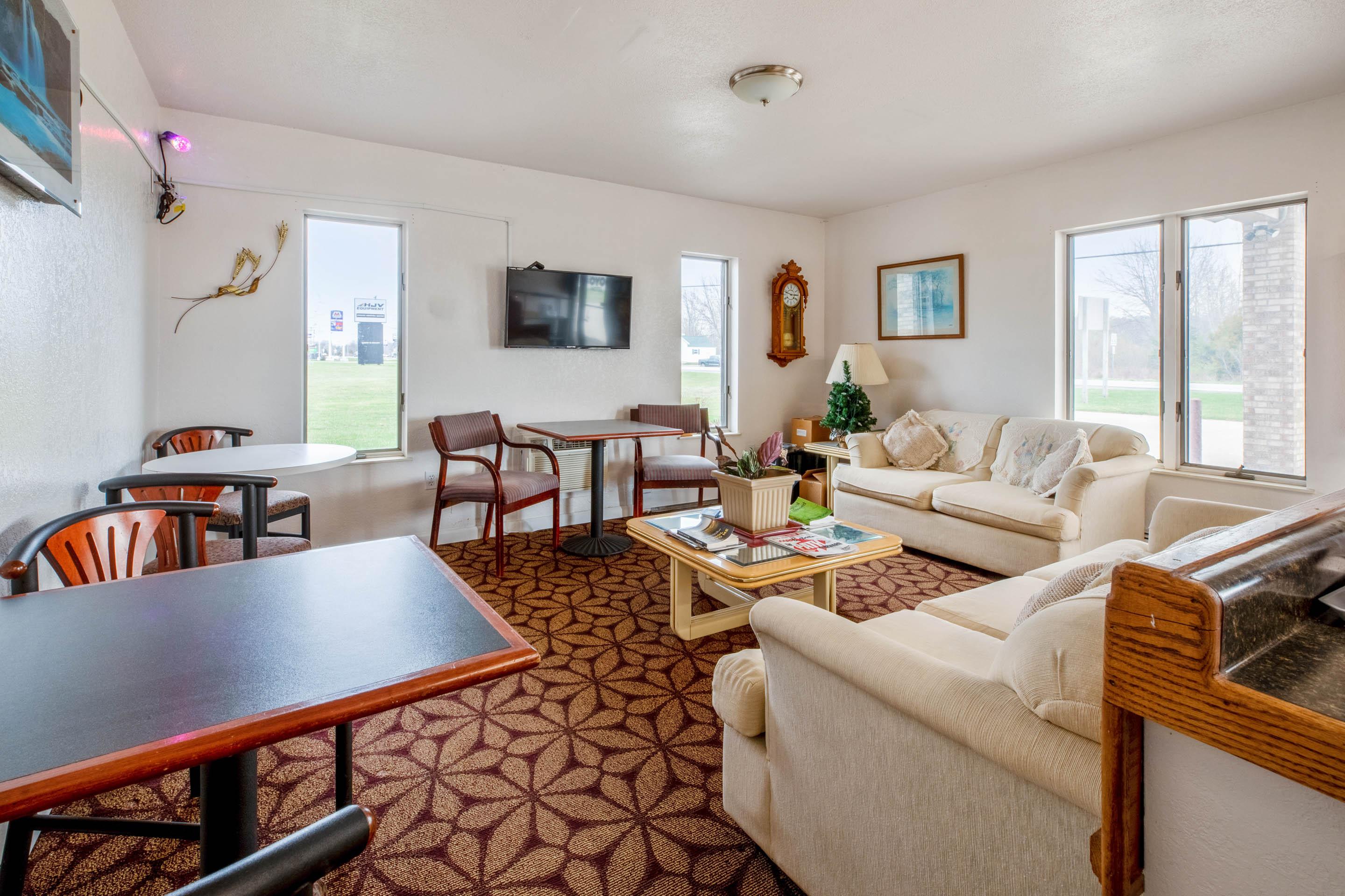 Oyo Hotel Chesaning Route 52 & Hwy 57 エクステリア 写真
