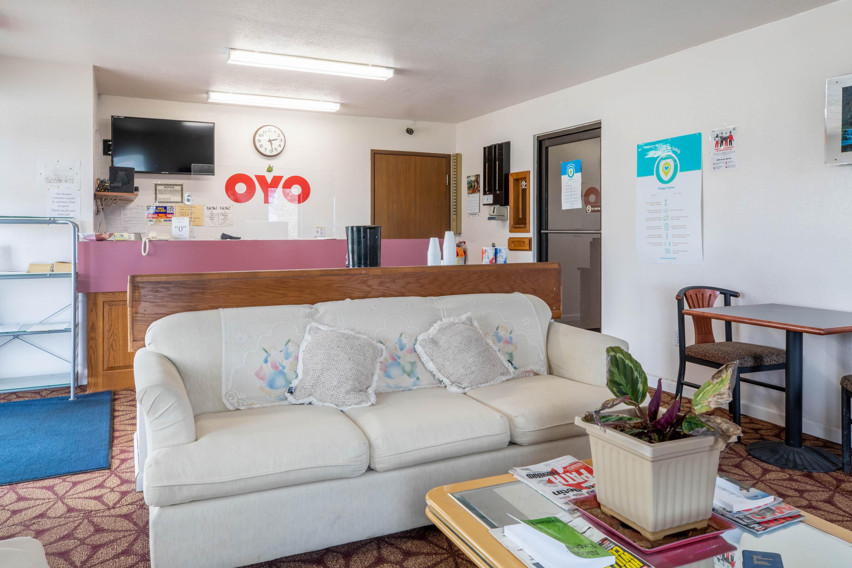 Oyo Hotel Chesaning Route 52 & Hwy 57 エクステリア 写真