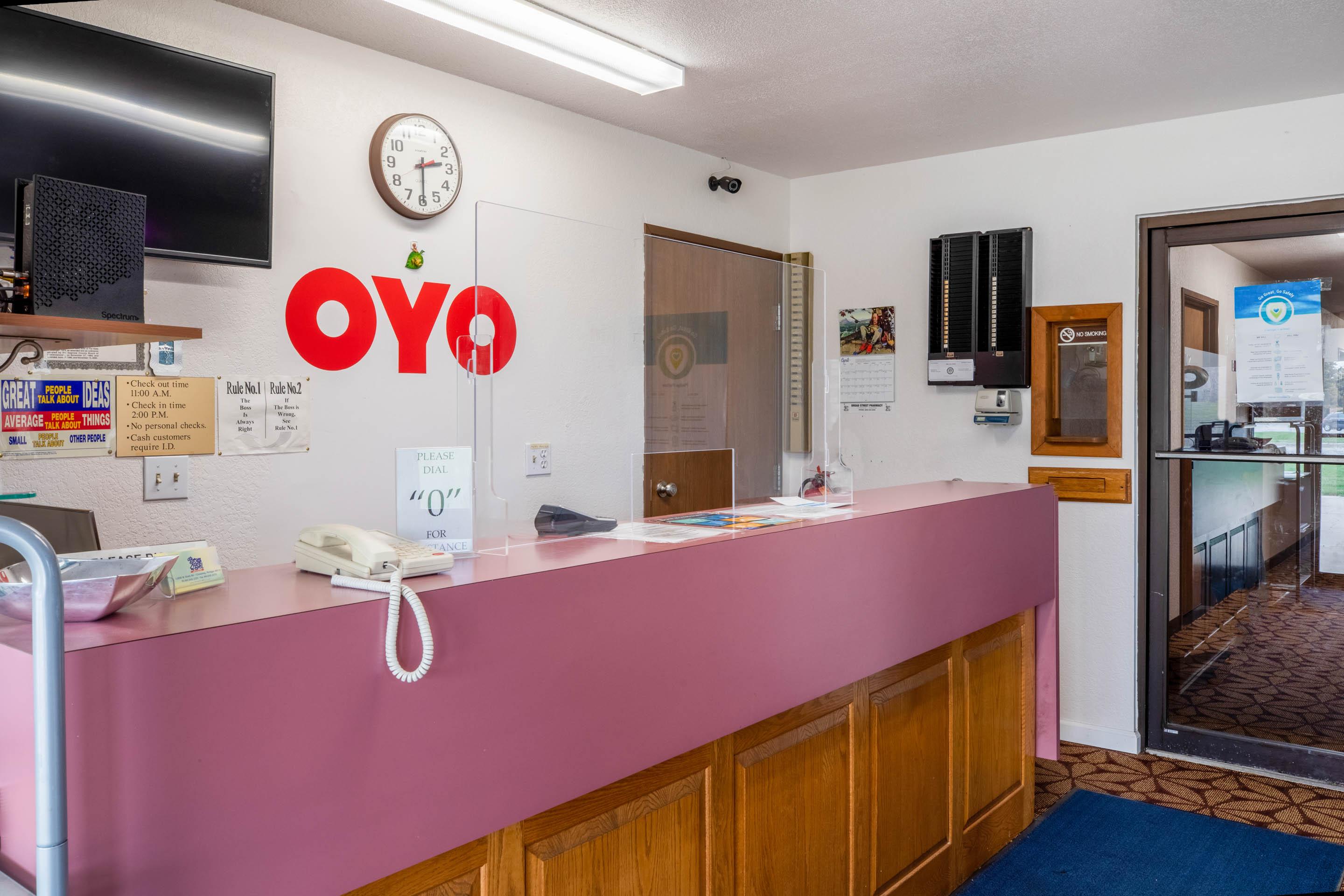 Oyo Hotel Chesaning Route 52 & Hwy 57 エクステリア 写真