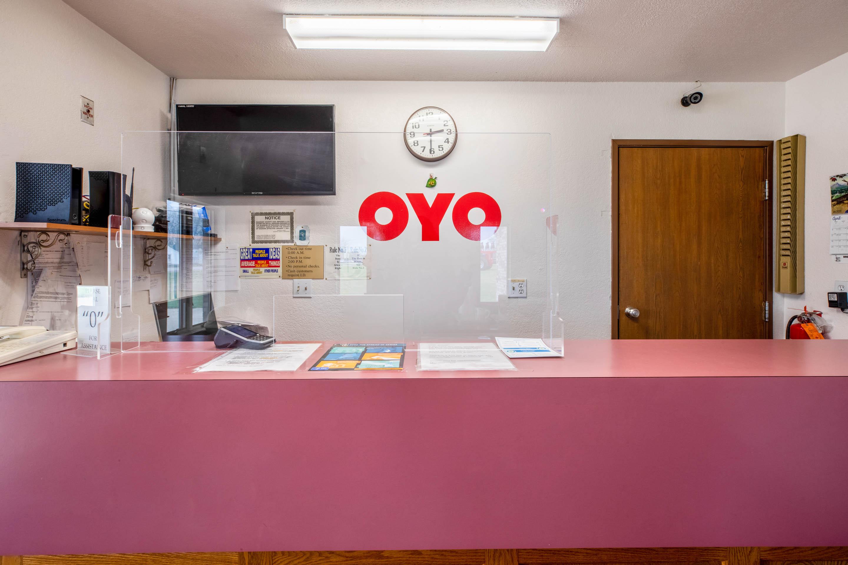 Oyo Hotel Chesaning Route 52 & Hwy 57 エクステリア 写真